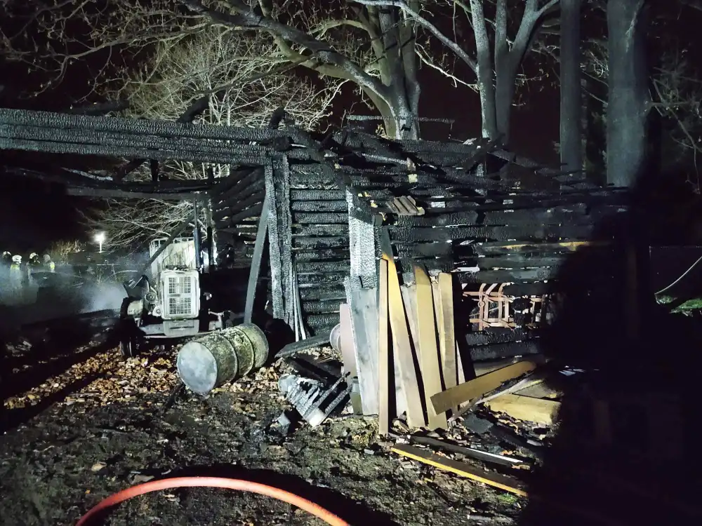 Barcice: spłonęły trzy budynki gospodarcze. Z ogniem walczyło 14 zastępów straży