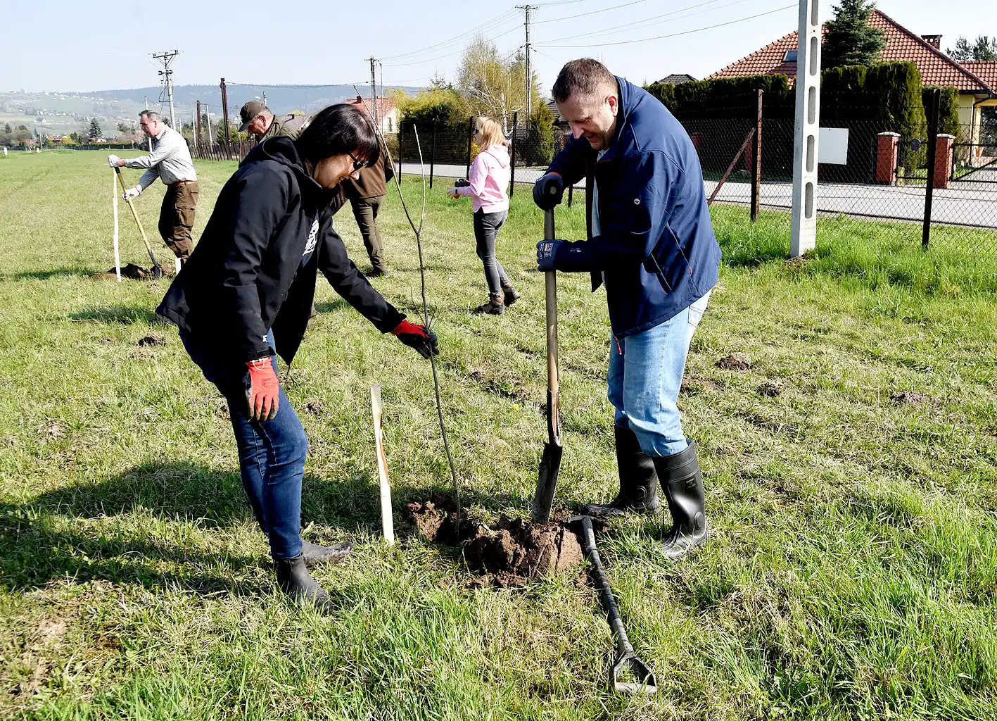 Park się rozrasta. 230 nowych drzewek przy obiektach Sądeckich Wodociągów