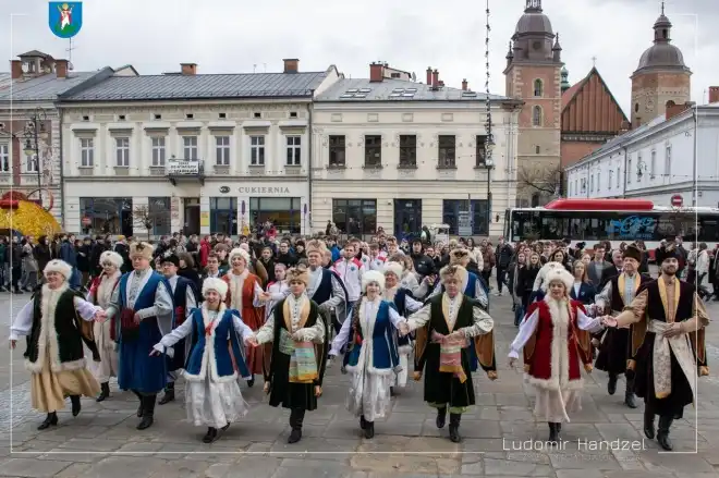 Sądeccy maturzyści zatańczyli na rynku poloneza