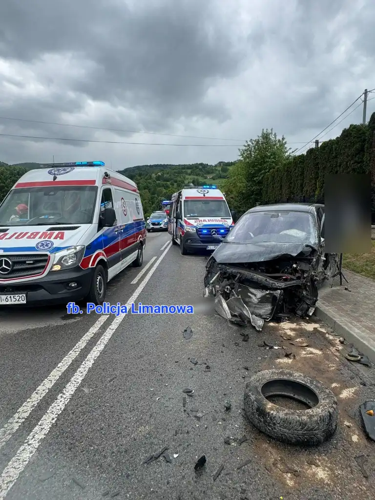 Groźny wypadek w Laskowej. Drewno spadło na auto po czołówce!