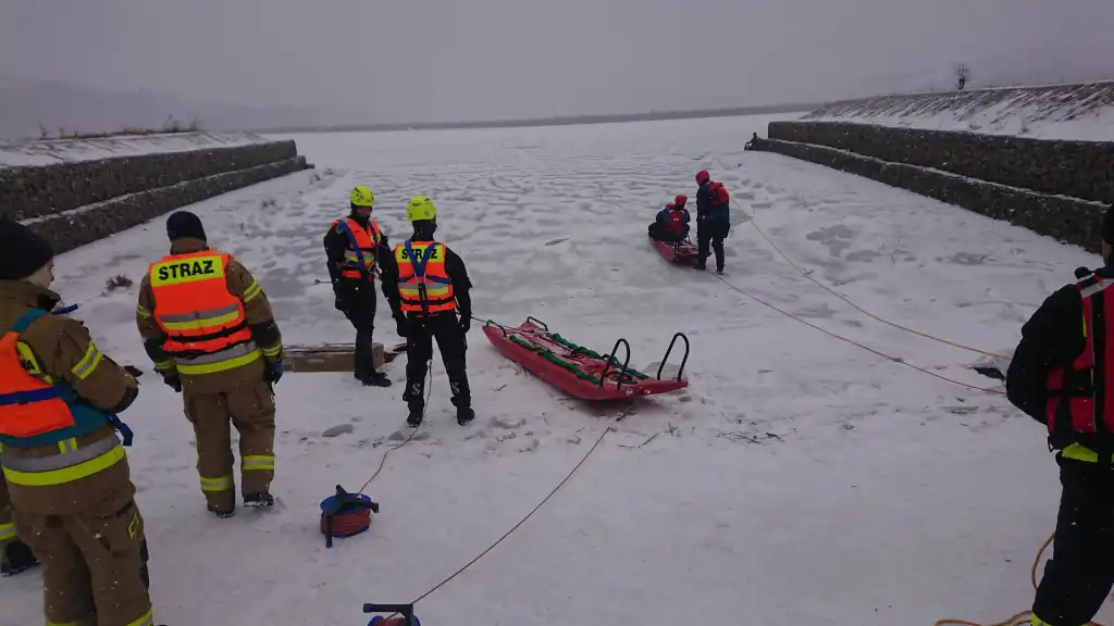 Sądecczyzna: Strażacy ćwiczyli prowadzenie działań ratowniczych na zamarzniętym akwenie
