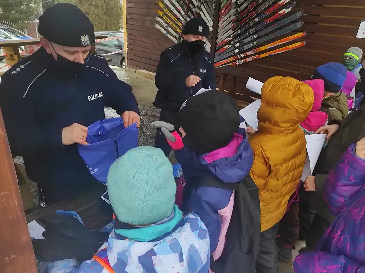 Gorliccy policjanci spotkali się z dziećmi na stoku narciarskim w Sękowej