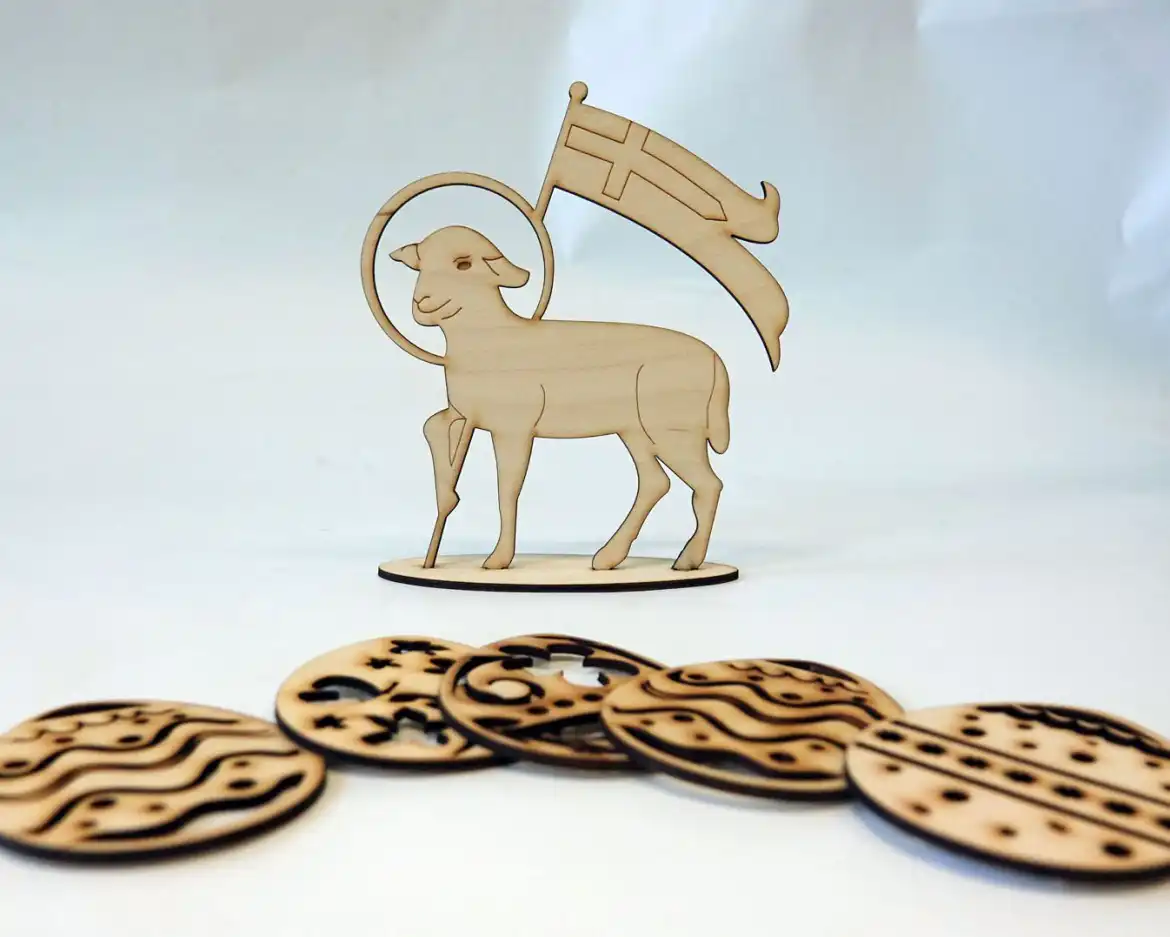 W Zakładzie Aktywności Zawodowej w Nawojowej powstają palmy, świąteczne zajączki i wiele ozdób