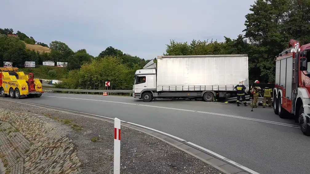 W Tęgoborzy ciężarówka z przyczepą wypadła z drogi