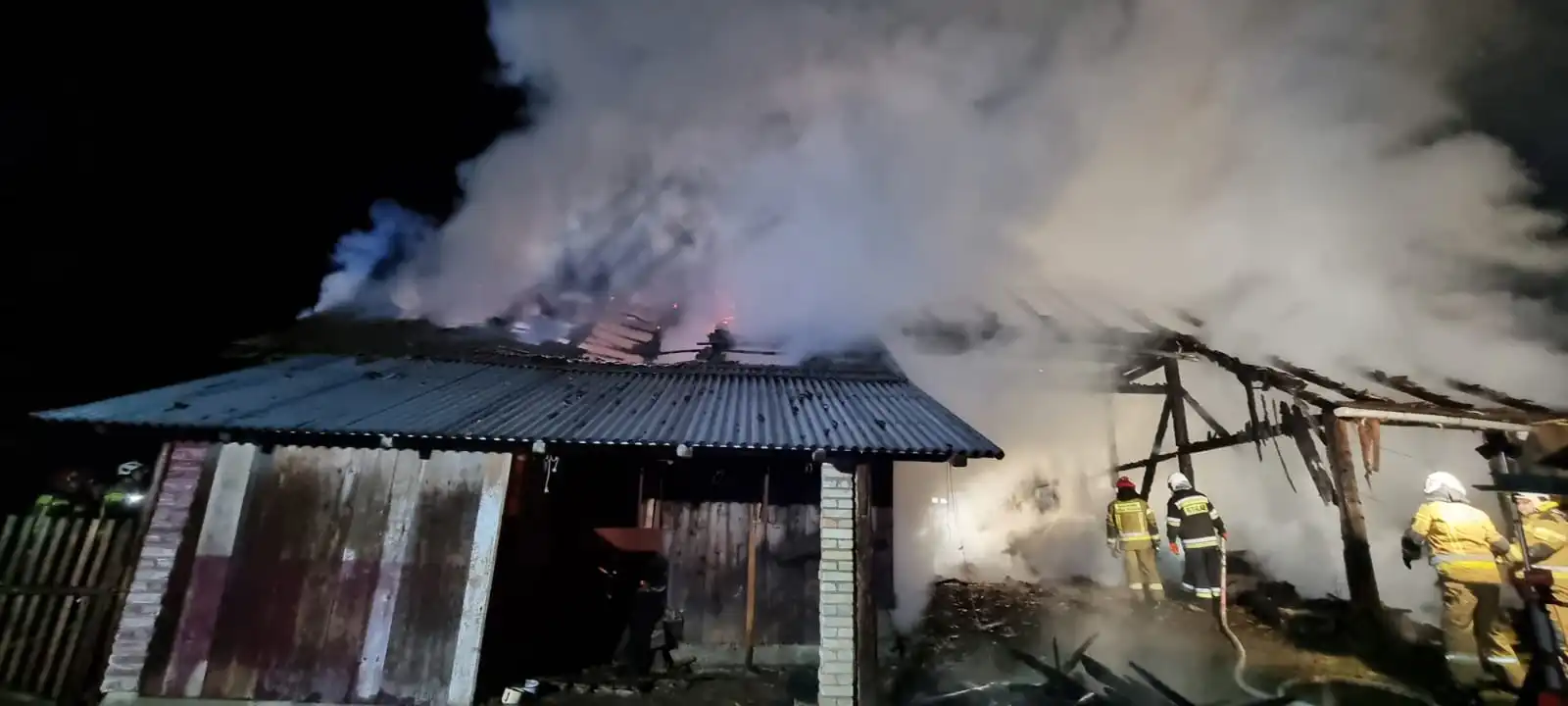 Pożar budynku gospodarczego w Olszanie. Z ogniem walczyło 10 zastępów straży