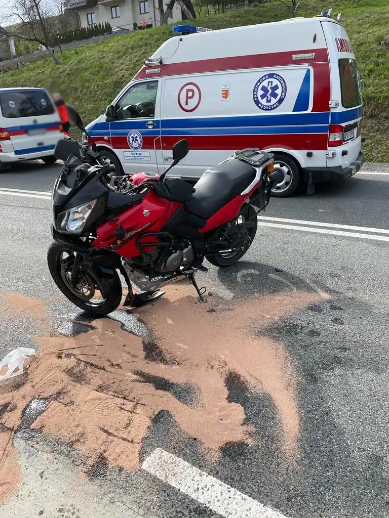 Wypadek na DW975 w Siennej. Jedna osoba trafiła do szpitala