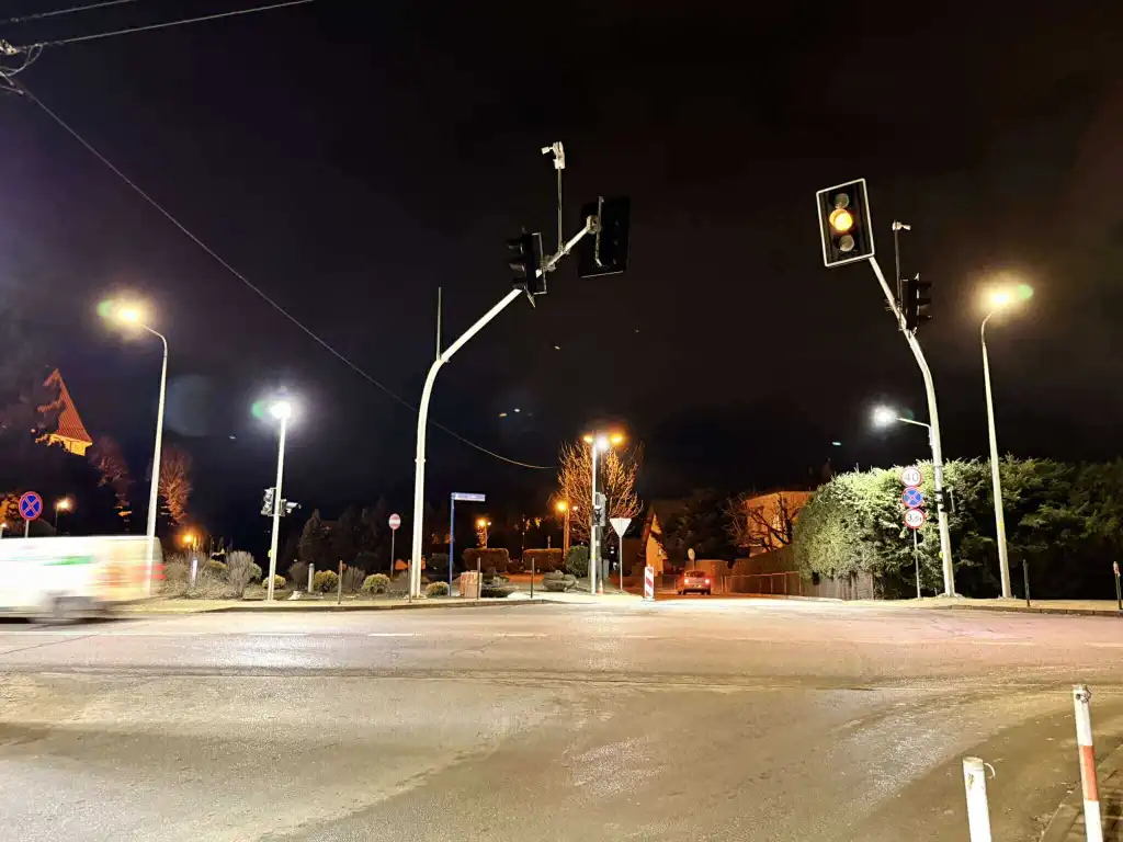 Bezpieczny wjazd na Nawojowską. Sygnalizacja świetlna już prawie gotowa