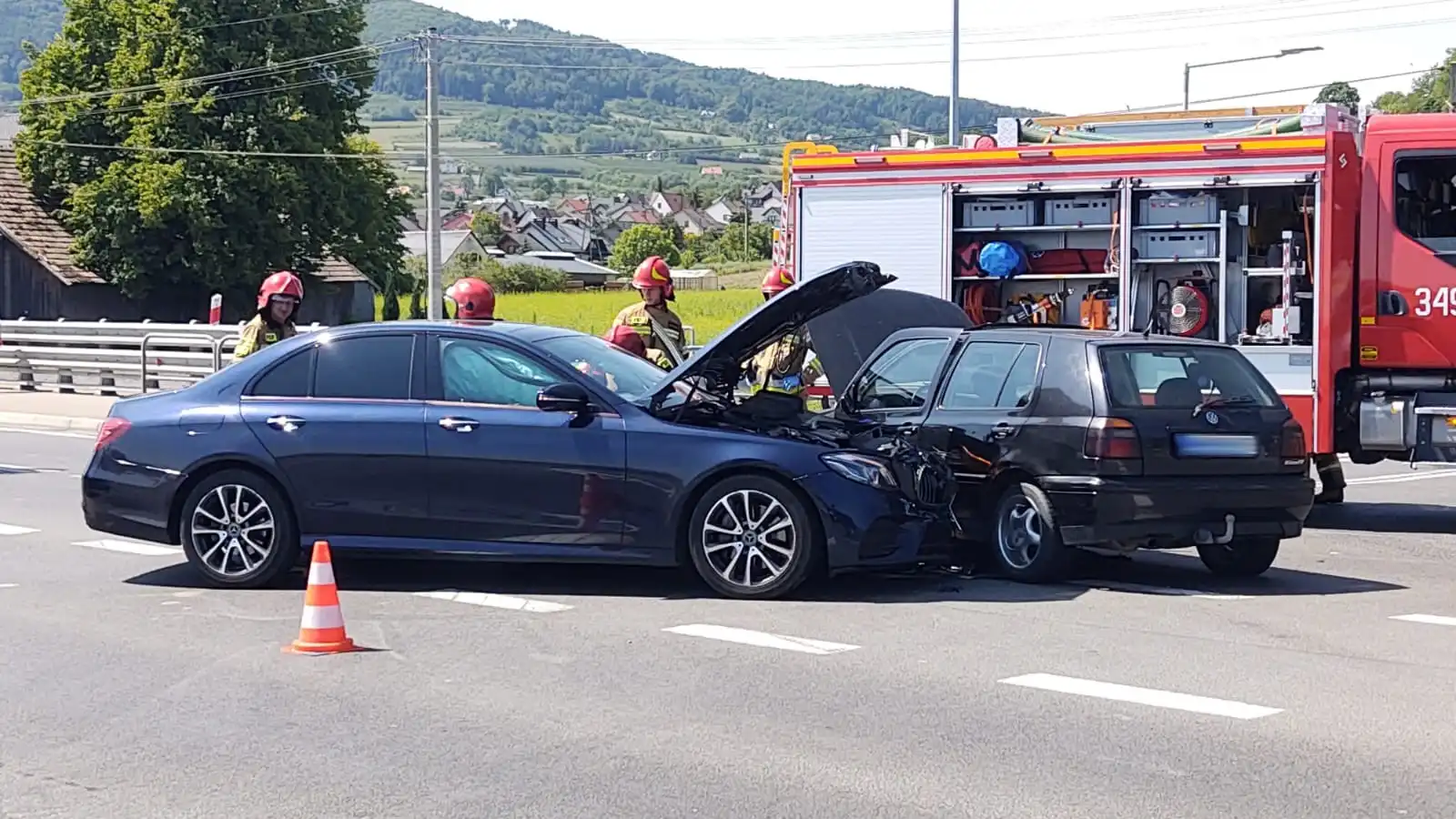 Wypadek w Tęgoborzy. Zderzyły się dwa auta osobowe. Jedna osoba poszkodowana
