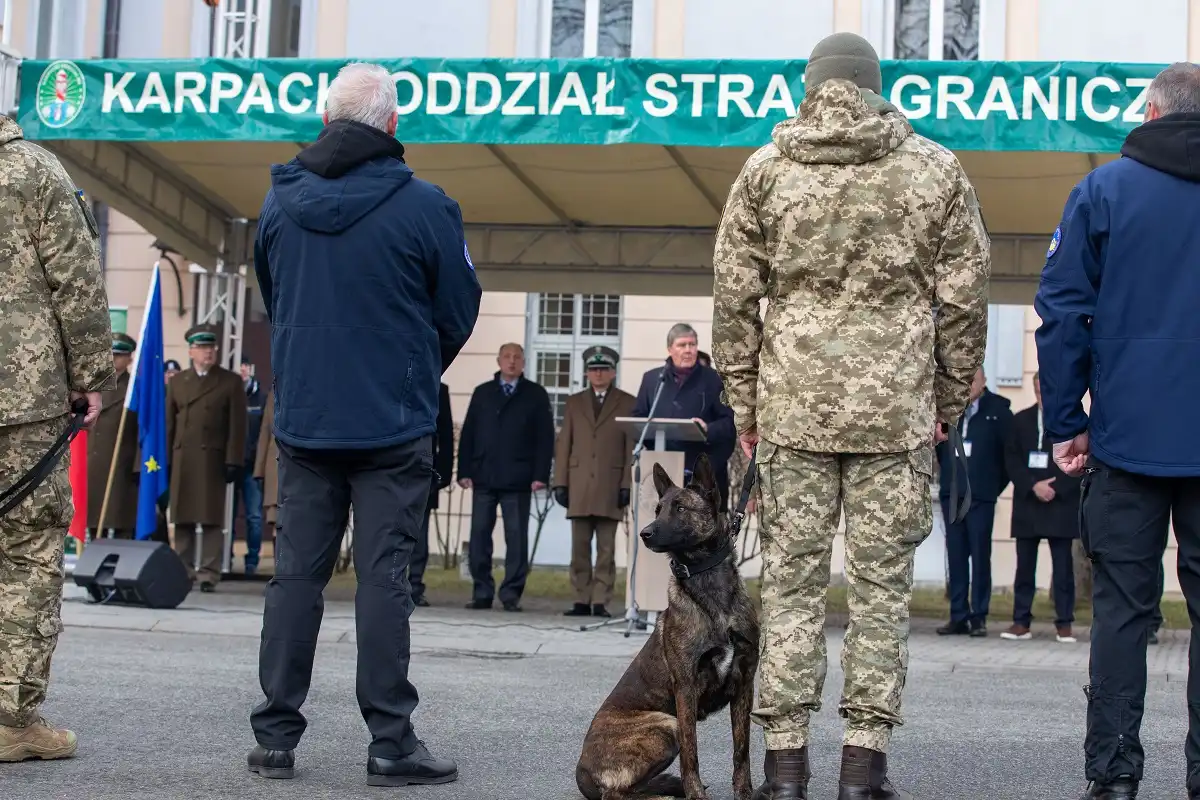 W Komendzie KaOSG przekazano ukraińskim żołnierzom psy saperskie
