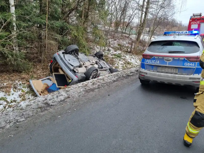 Bącza Kunina: Samochód osobowy wypadł z drogi i dachował