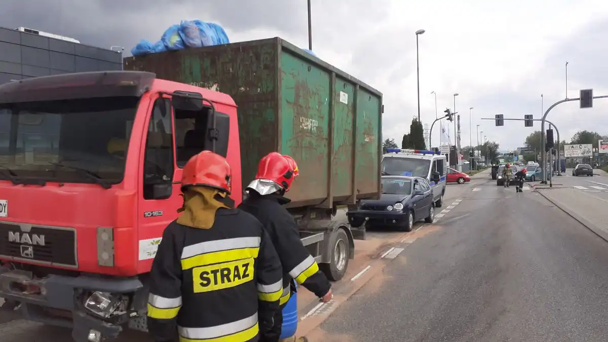 Na ul. Węgierskiej w Nowym Sączu samochód osobowy zderzył się z ciężarówką
