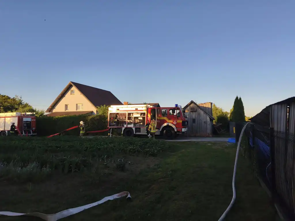 Pożar garażu w Bobowej. Druhowie walczyli z ogniem tuż przy zabudowaniach