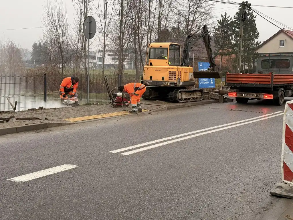 Kolejna inwestycja w Porębie Małej. Nowe przejście i oświetlenie