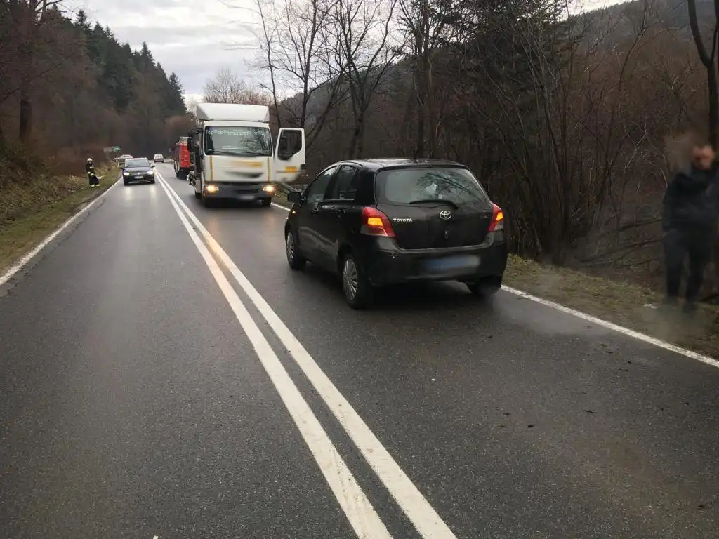 Polany: samochód osobowy wypadł z drogi
