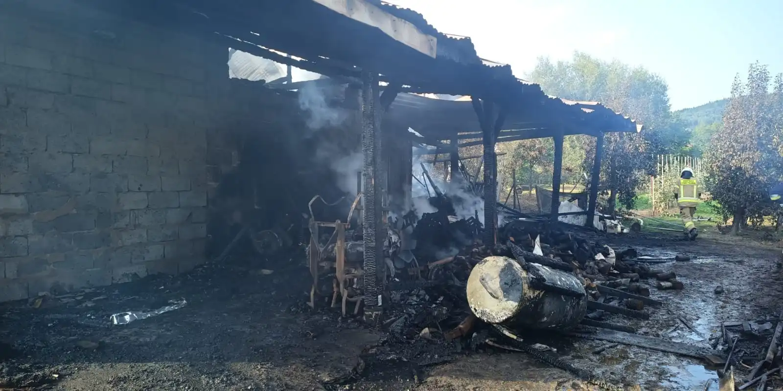 Łącko: pożar budynku gospodarczego i mieszkalnego. Z ogniem walczyło 8 zastępów straży