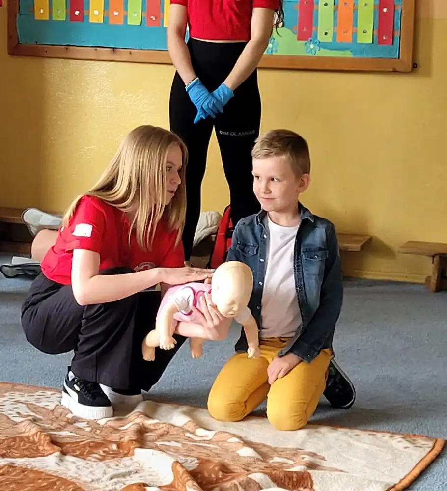 LO w Starym Sączu: Społeczni Instruktorzy Młodzieżowi PCK uczyli dzieci, jak ratować życie