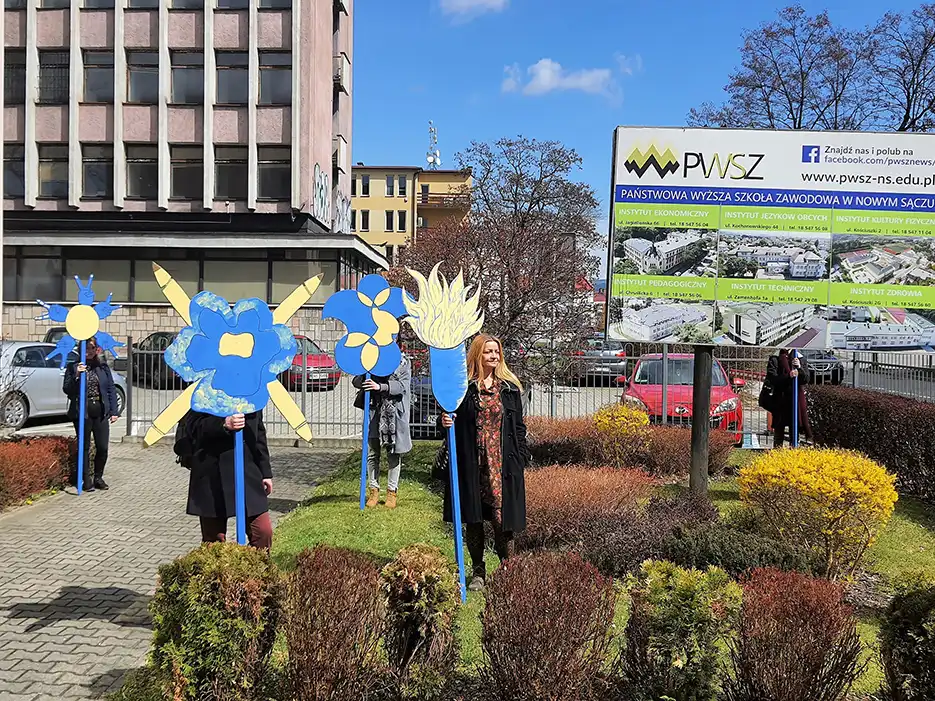 Kwiaty dla Ukrainy - akcja artystyczna studentów PWSZ
