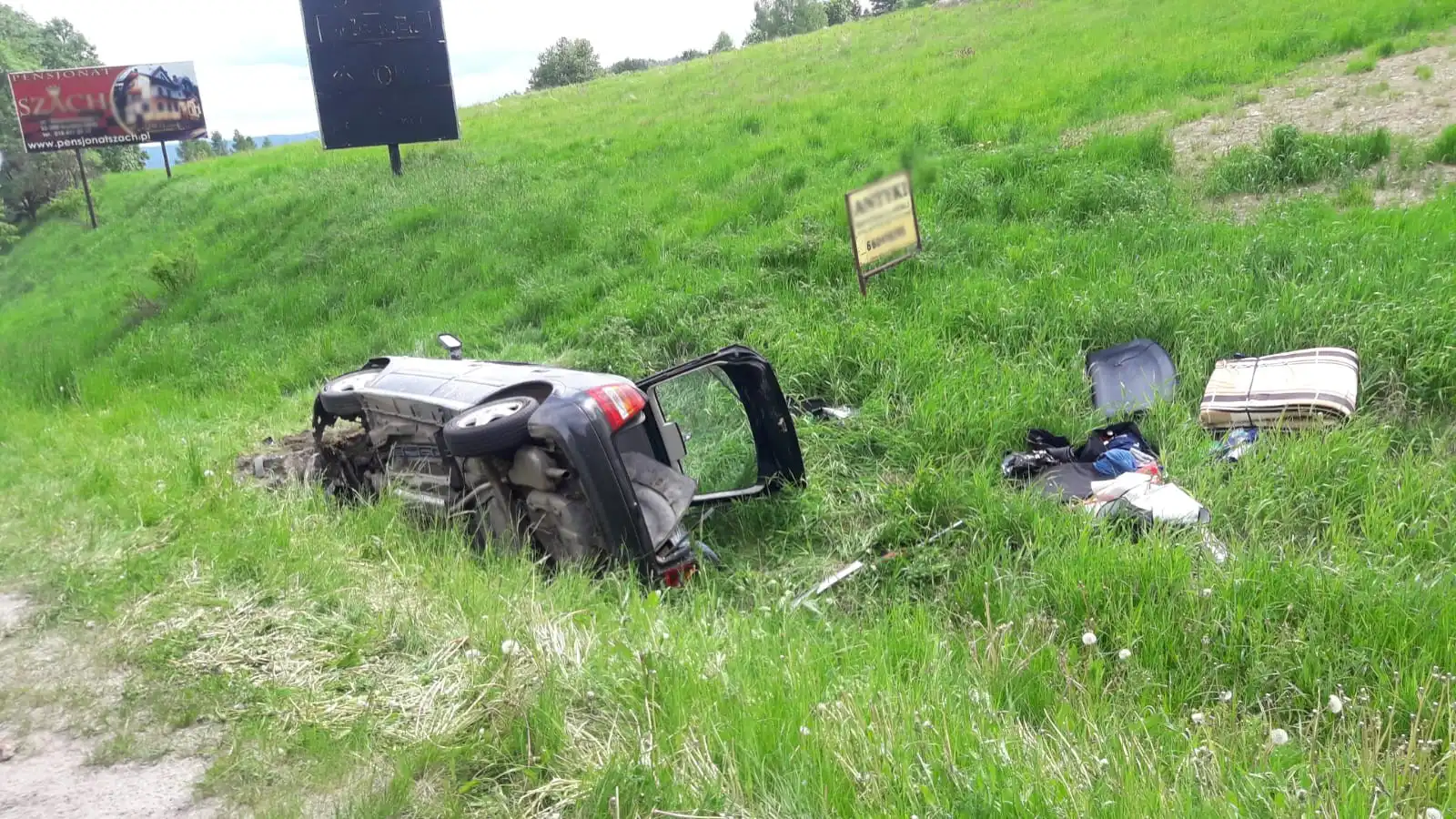 Krynica-Zdrój: Opel wypadł z drogi i uderzył w przepust