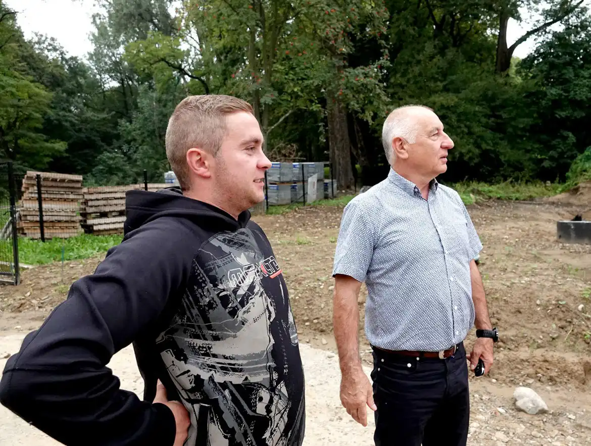 ZS w Marcinkowicach: przed nową halą sportową trwa utwardzanie terenu