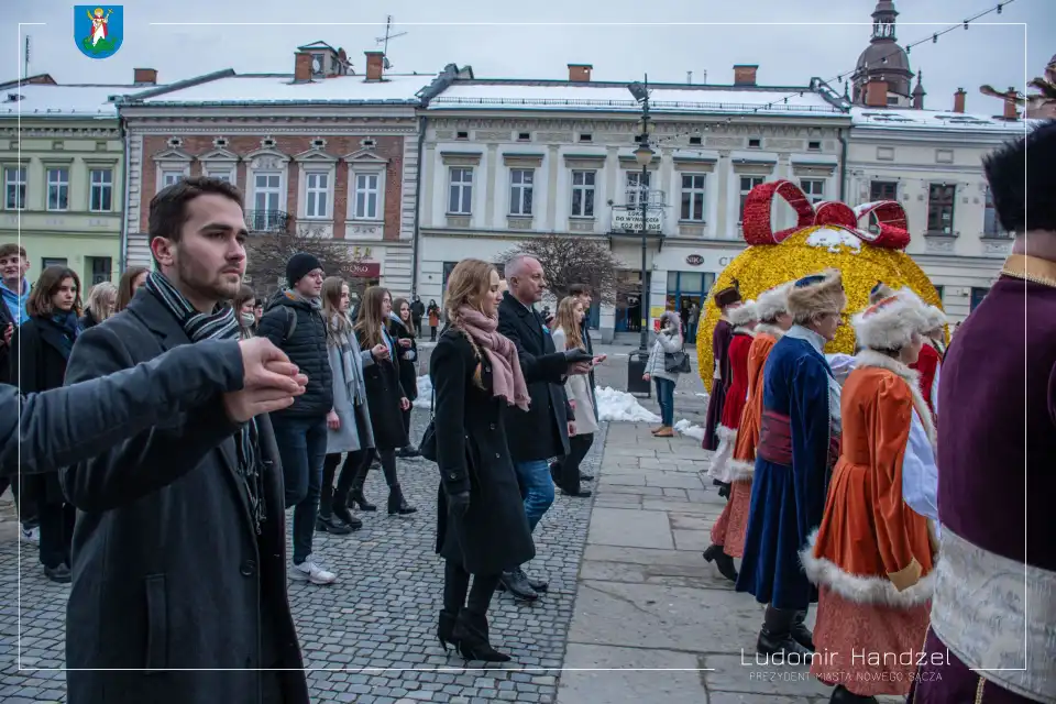 Już po raz piętnasty sądeccy maturzyści zatańczyli tradycyjnego Poloneza przed Ratuszem