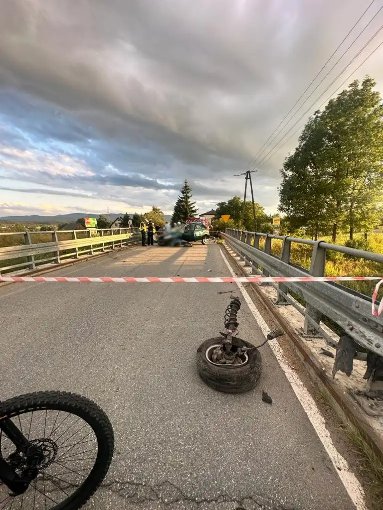 Wypadek w Gostwicy. Osobówka uderzyła w bariery energochłonne. Poszkodowany kierowca trafił do szpitala
