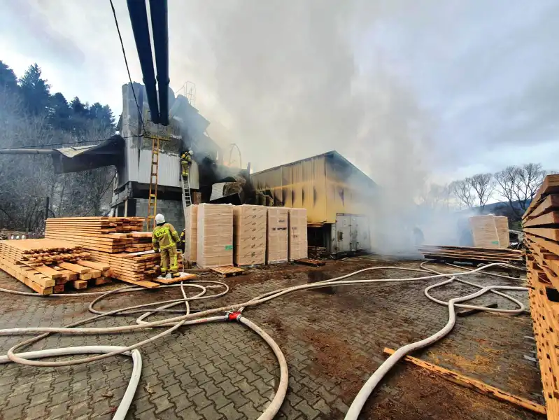 Pożar w zakładzie drzewnym w Łabowej. Z ogniem walczyło 10 zastępów straży