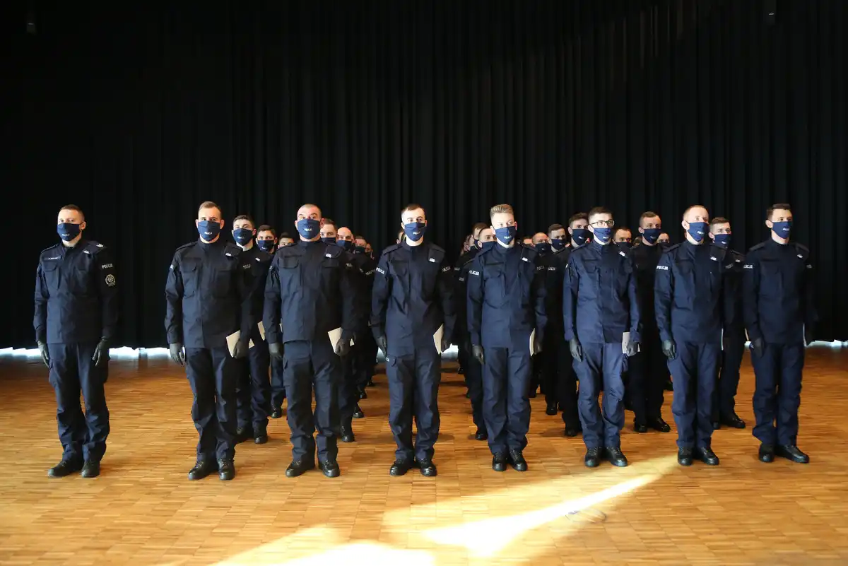 Szeregi małopolskiej Policji zasiliło 49 nowych funkcjonariuszy. Jeden z nich będzie pełnił służbę w Nowym Sączu