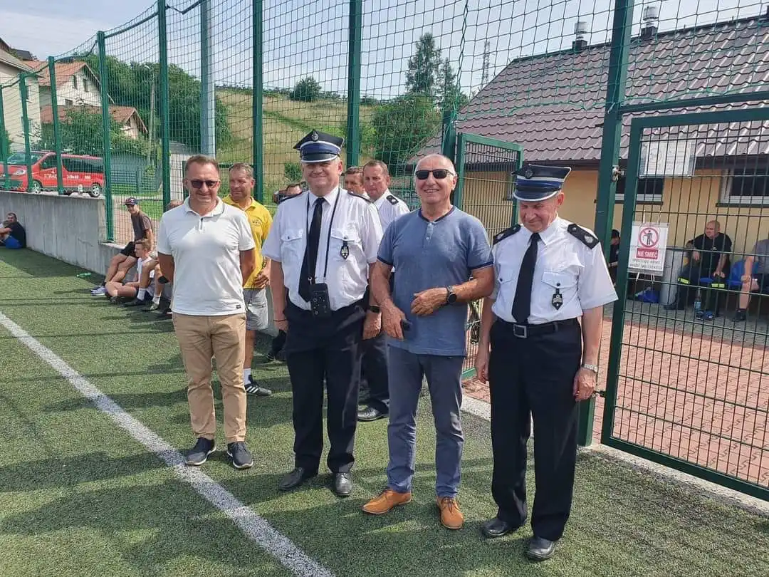 Medale i puchary dla zwycięzców IX Powiatowego Turnieju Piłki Nożnej Młodzieżowych Drużyn Pożarniczych „Orlik 2022”