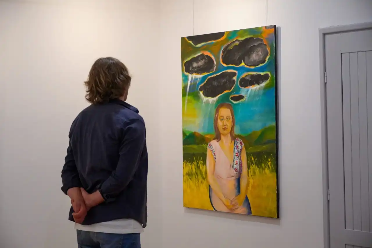 Puste krzesło pełne obecności. Wystawa Justyny Maksymczak w Galerii Bielanka73