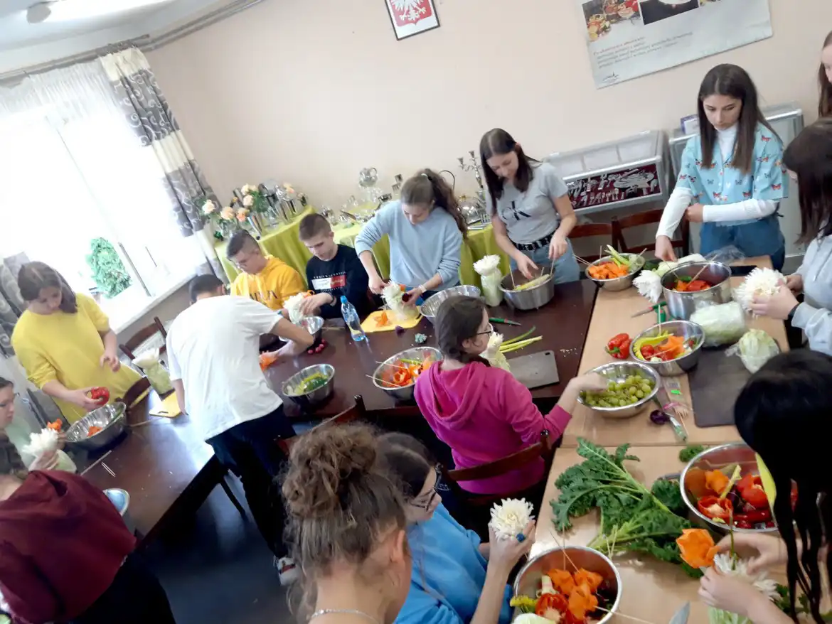 Uczniowie ZS w Starym Sączu tworzyli dekoracje z warzyw i owoców