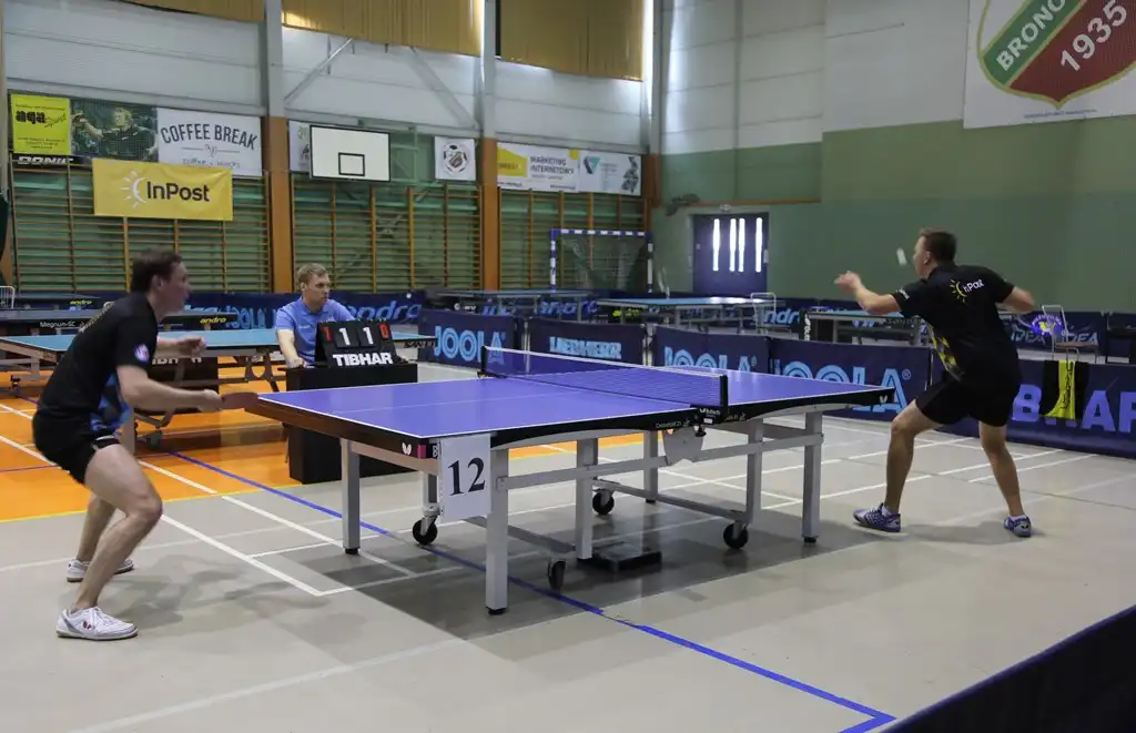 Sądecki policjant z drugim miejscem w Turnieju Tenisa Stołowego