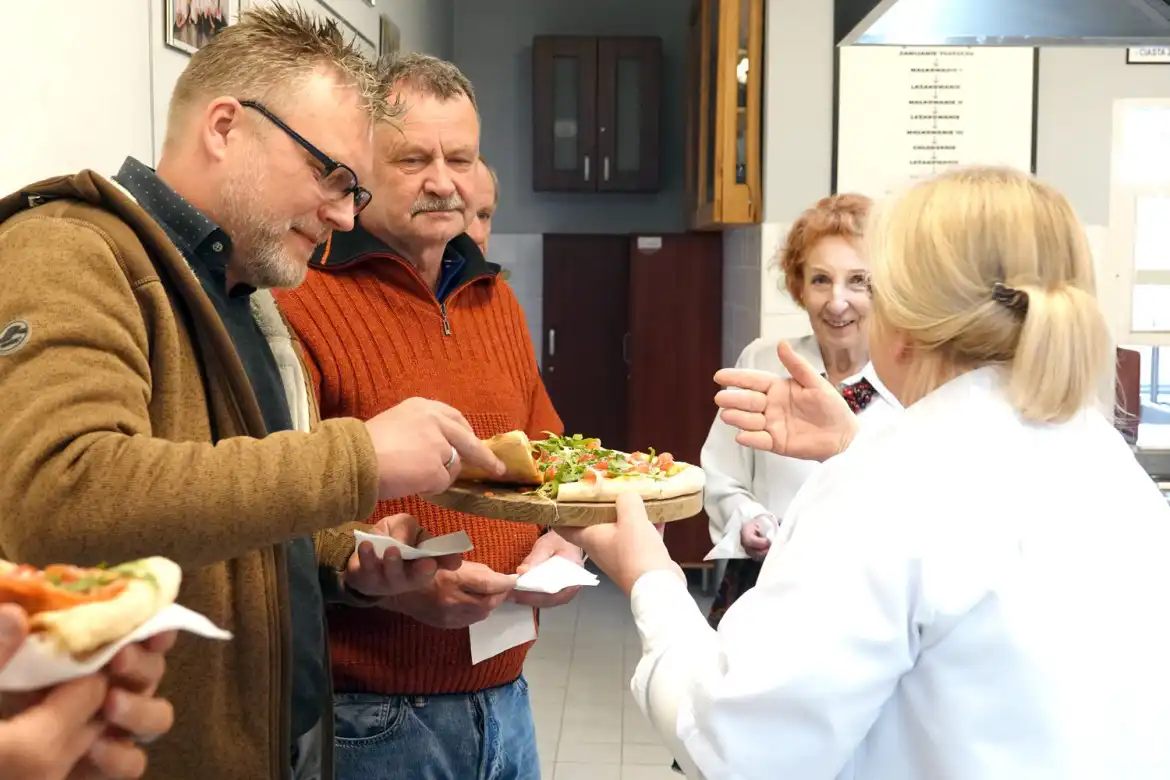 Starostowie robili pizzę pod okiem uczniów