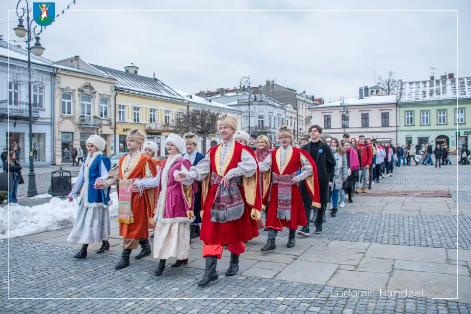 Już po raz piętnasty sądeccy maturzyści zatańczyli tradycyjnego Poloneza przed Ratuszem