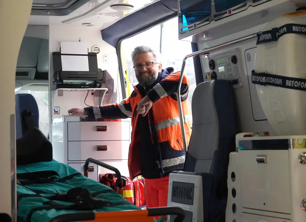 Nowa karetka Sądeckiego Pogotowia Ratunkowego od dziś stacjonuje w Łososinie Dolnej. Dlaczego?