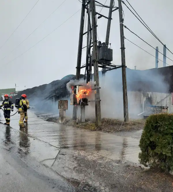 Dąbrowa: Na jednym ze słupów płonęła skrzynka rozdzielcza