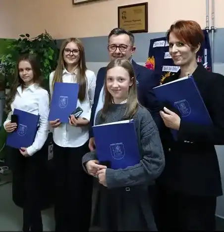 Sześcioro uczniów z Paszyna nagrodzonych stypendiami Wójta Gminy Chełmiec