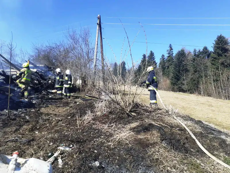 Pożar w Łyczanie. Palił się garaż. W środku dwa samochody osobowe oraz sprzęt rolniczy
