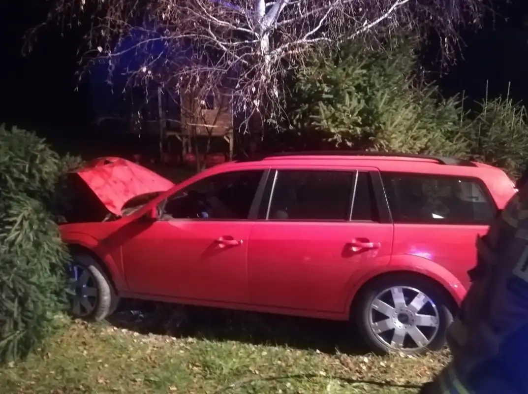 Wypadek w Łabowej. Ford wypadł z drogi i ściął słup oświetleniowy