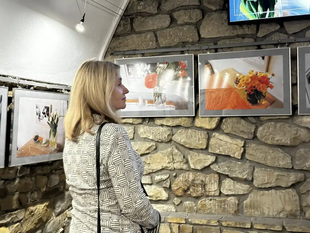 Dom w obiektywie emocji. Wystawa Urszuli Gawron-Leśniary w sądeckiej bibliotece