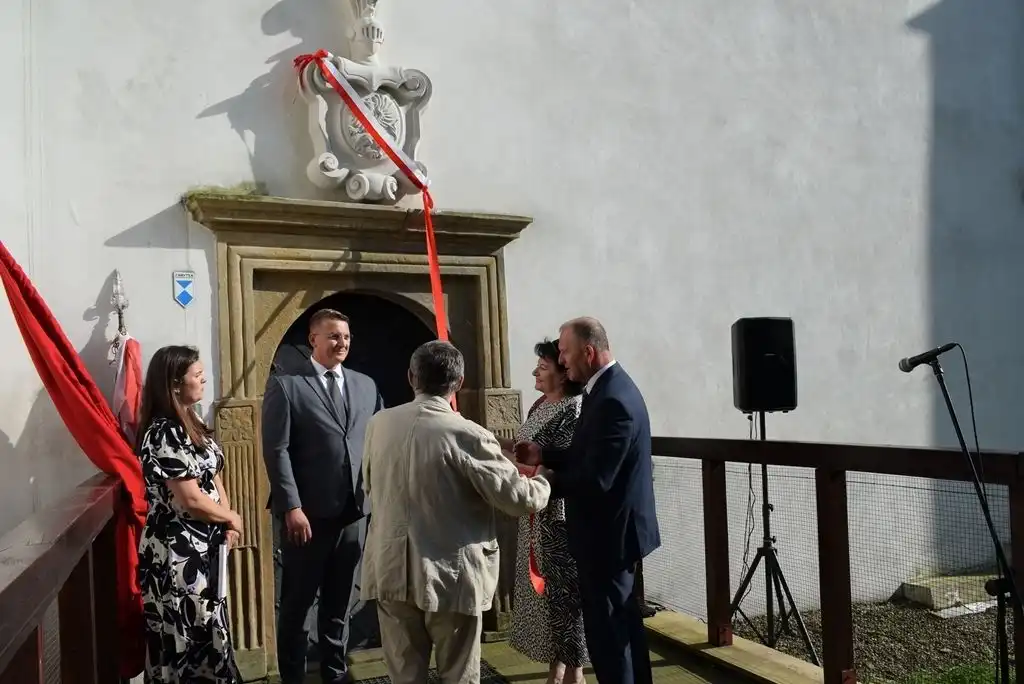 Gryf wrócił do domu. Herb Gładyszów znów zdobi Kasztel w Szymbarku