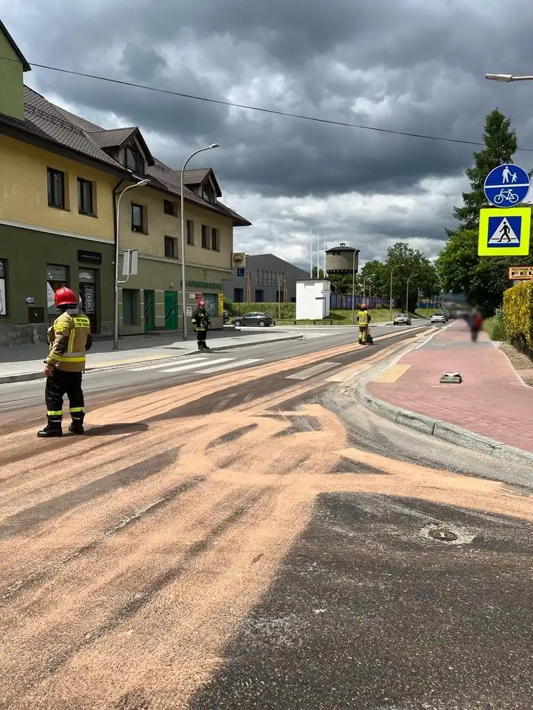 Nowy Sącz, ul. Nawojowska: Na jezdnie wyciekły płyny eksploatacyjne. Interweniowali strażacy