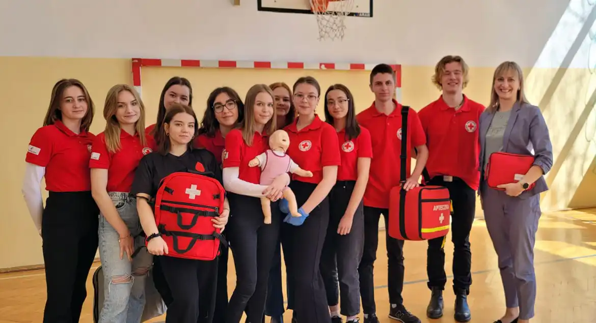 Uczniowie LO w Starym Sączu uczyli dzieci jak uratować życie
