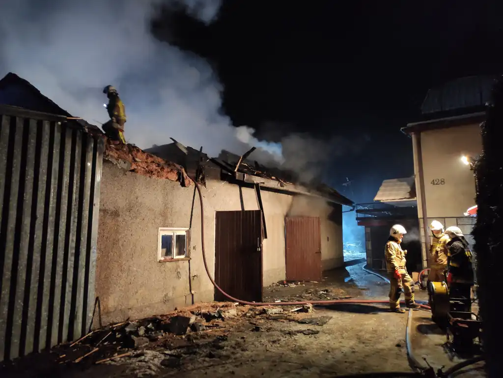 Pożar budynku gospodarczego w Dominikowicach. Z ogniem walczyło 10 zastępów straży