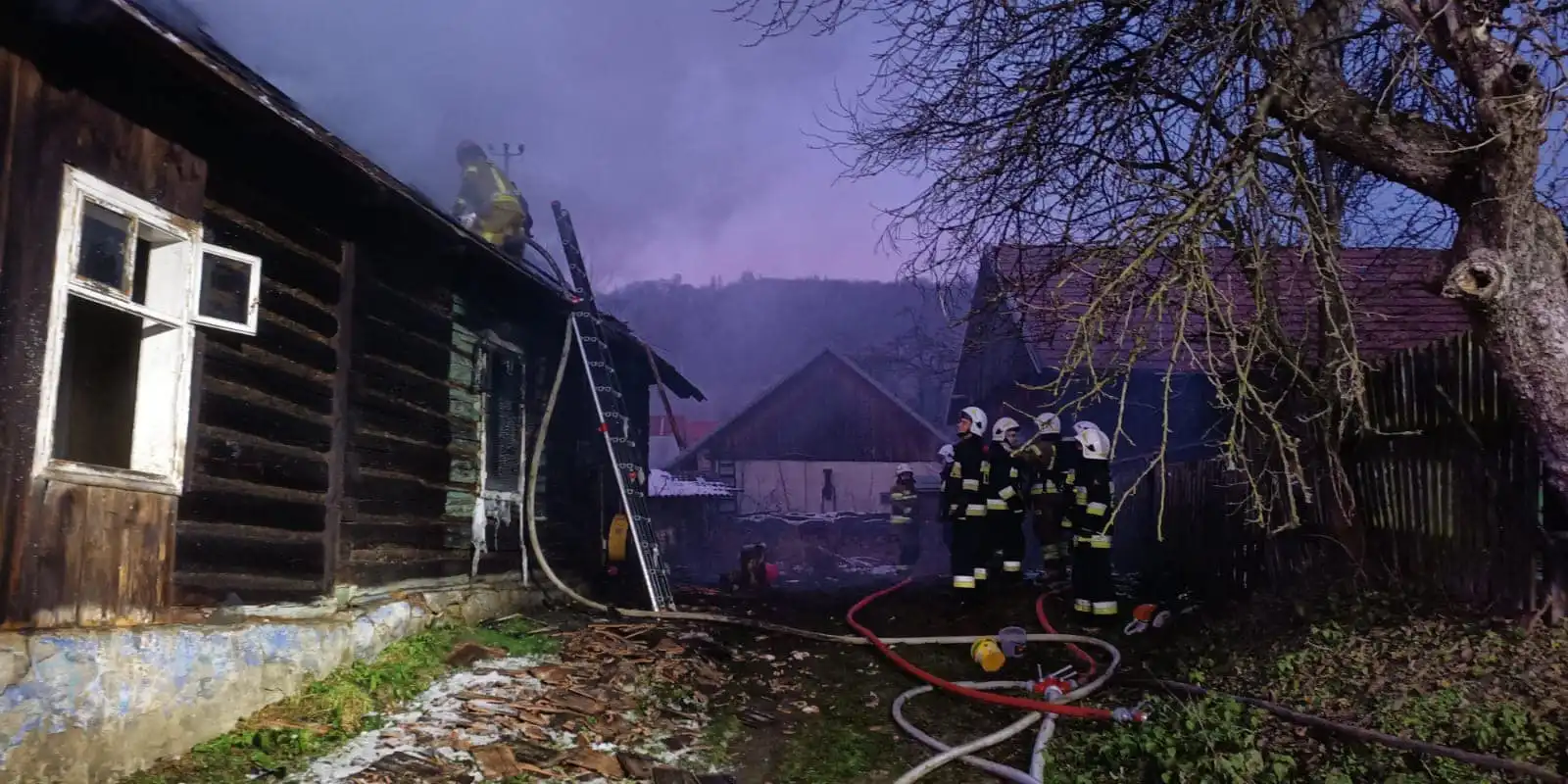 Głębokie. Groźny pożar drewnianego budynku, dwóch mężczyzn w szpitalu