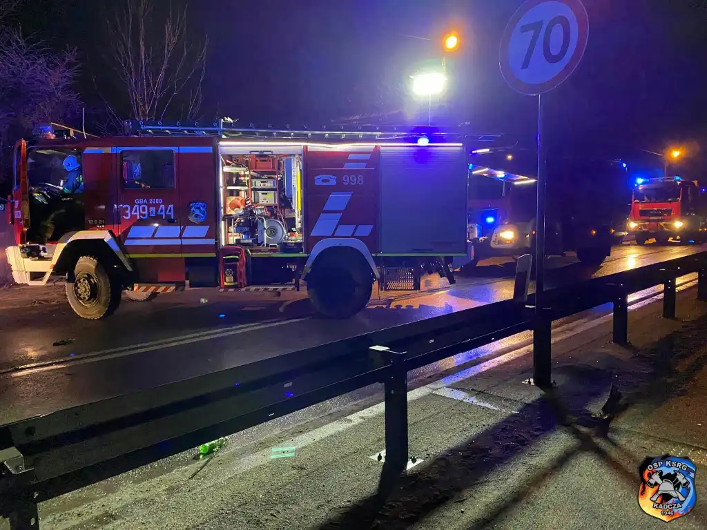 Wypadek w Kadczy. 2 osoby trafiły do szpitala