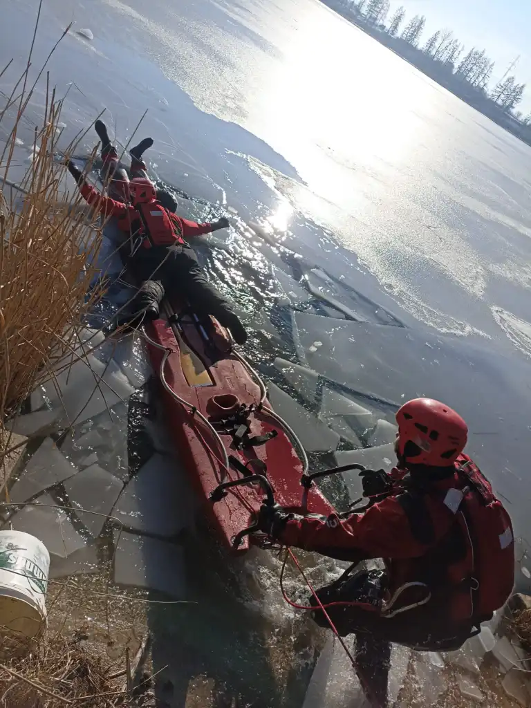 Szkolenie strażaków na lodzie. Ratownictwo w trudnych warunkach