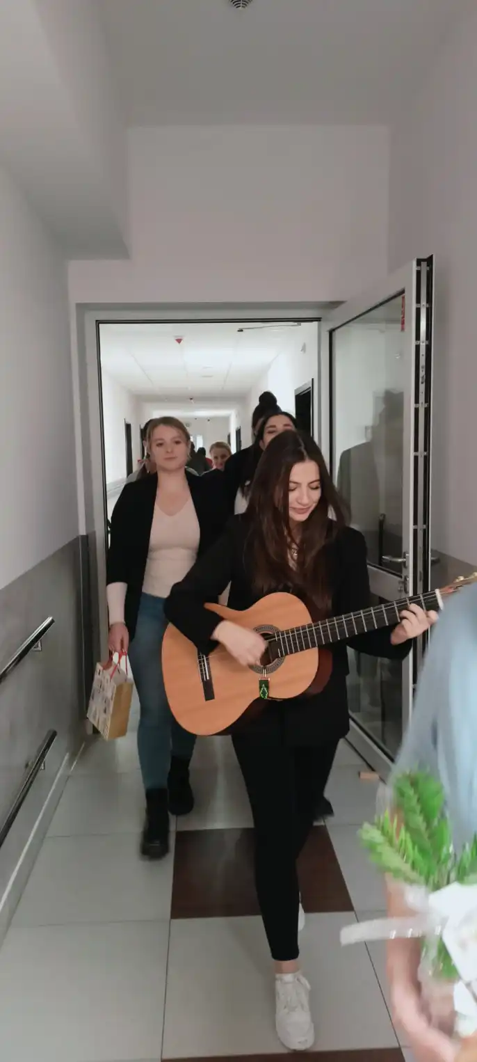 Wolontariusze zanieśli świąteczną magię do domów pomocy