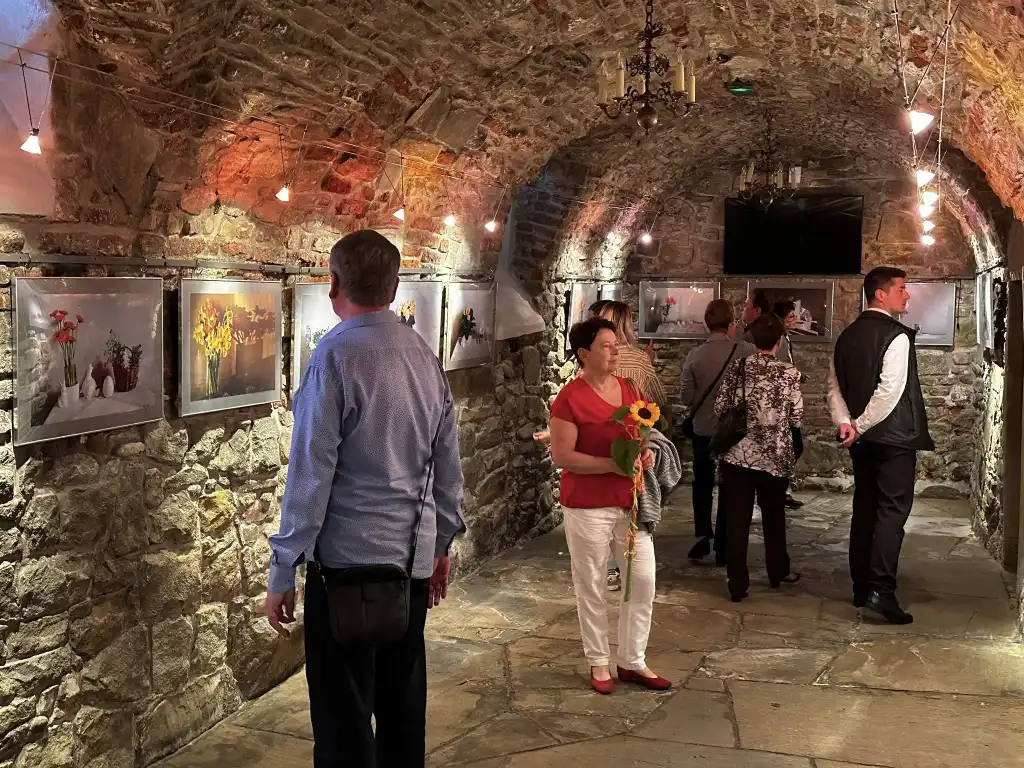 Dom w obiektywie emocji. Wystawa Urszuli Gawron-Leśniary w sądeckiej bibliotece