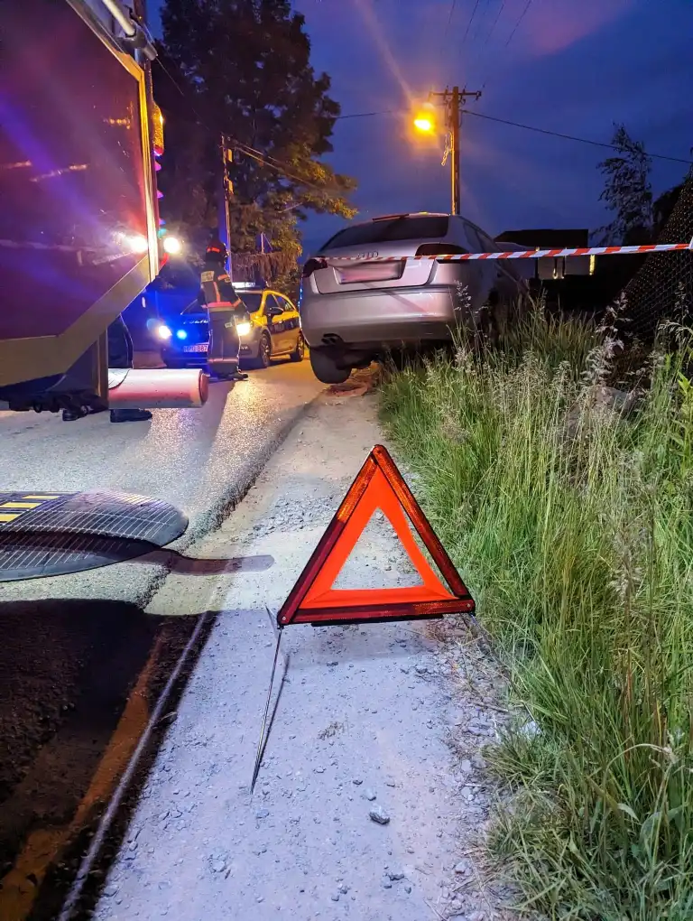 Nowy Sącz, ul. Banacha: Osobówka wjechała w ogrodzenie
