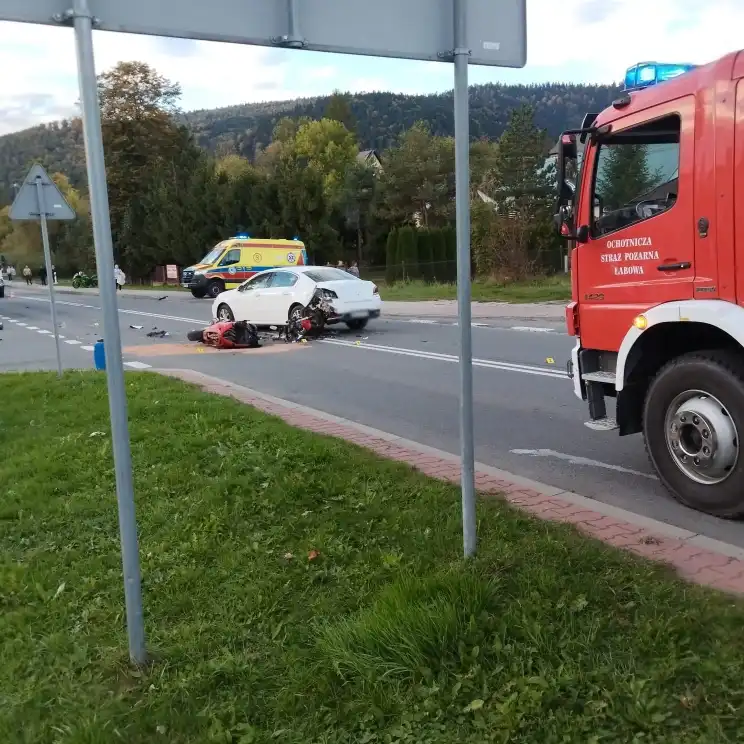 Wypadek w Łabowej. Dwoje motocyklistów w szpitalu po zderzeniu z samochodem